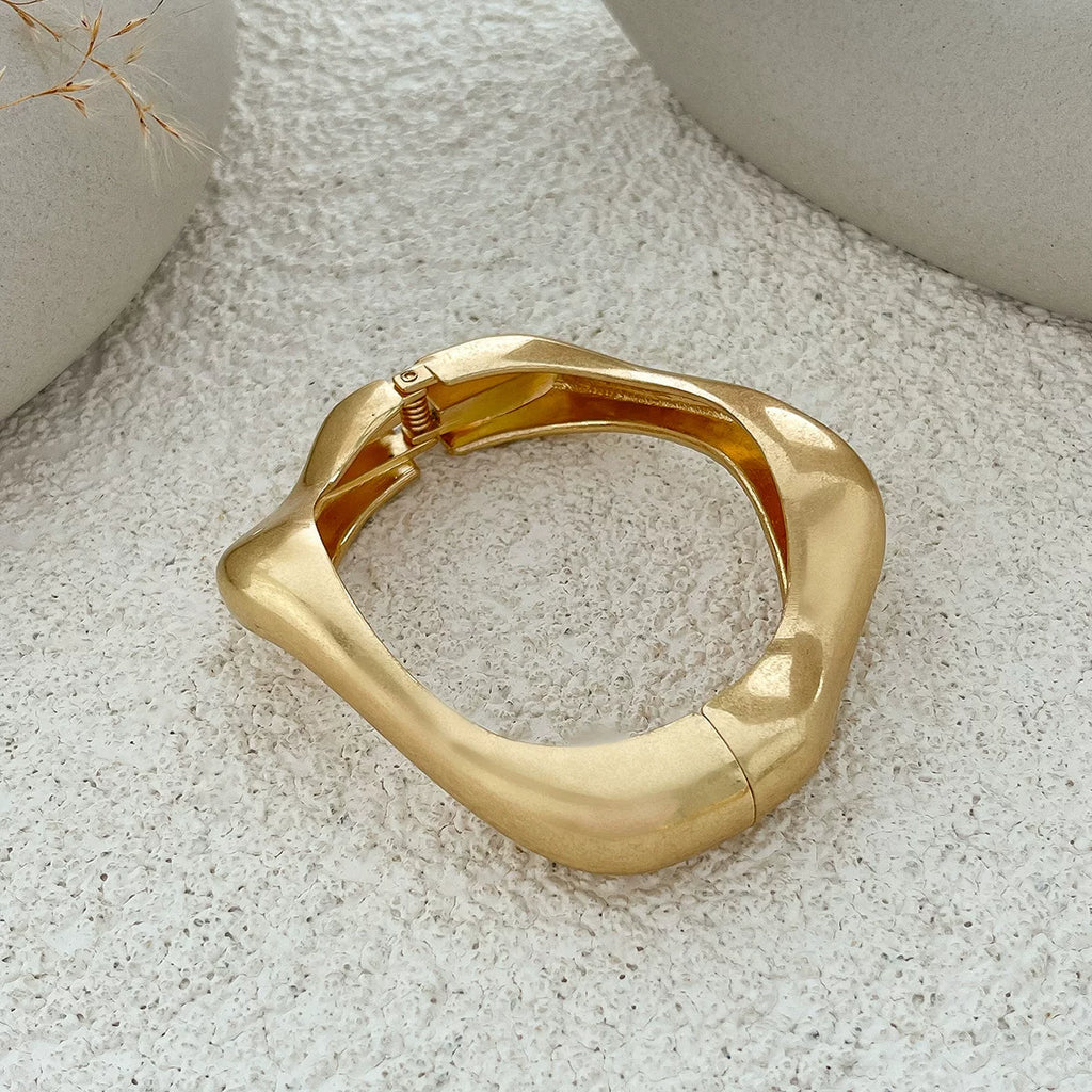 Geometric Textured Open Cuff Bracelet for Women – European & American Style Minimalist Alloy Fashion Hand Jewelry