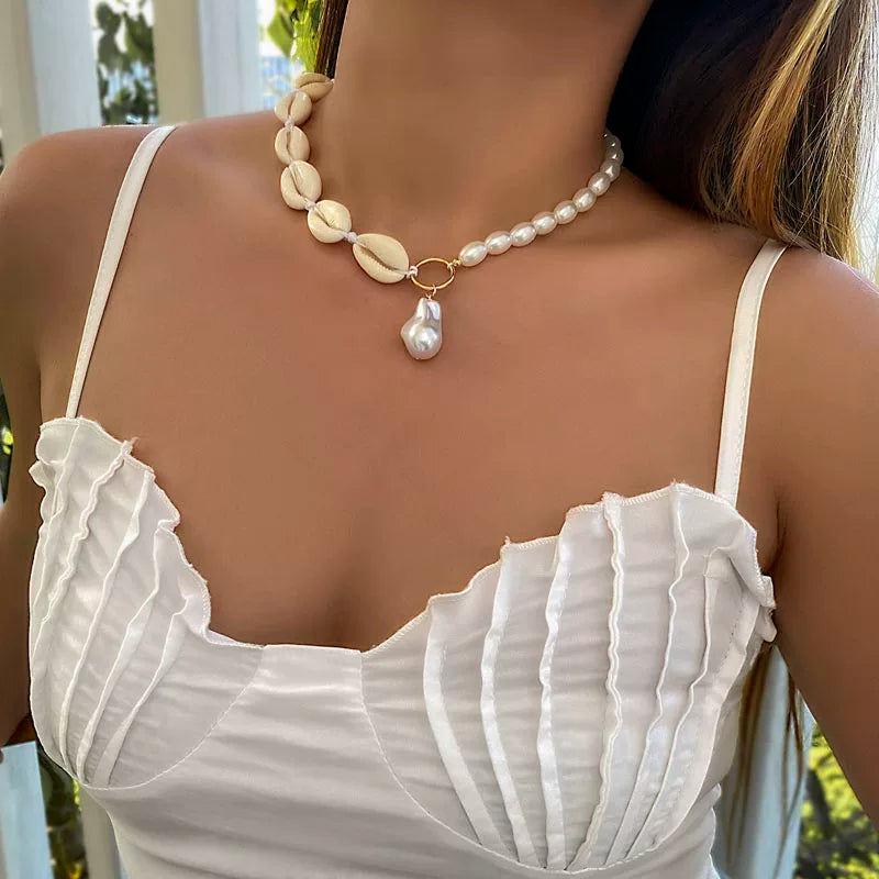 Baroque Pearl Shell Choker Necklace for Women – Retro Clavicle Chain Design