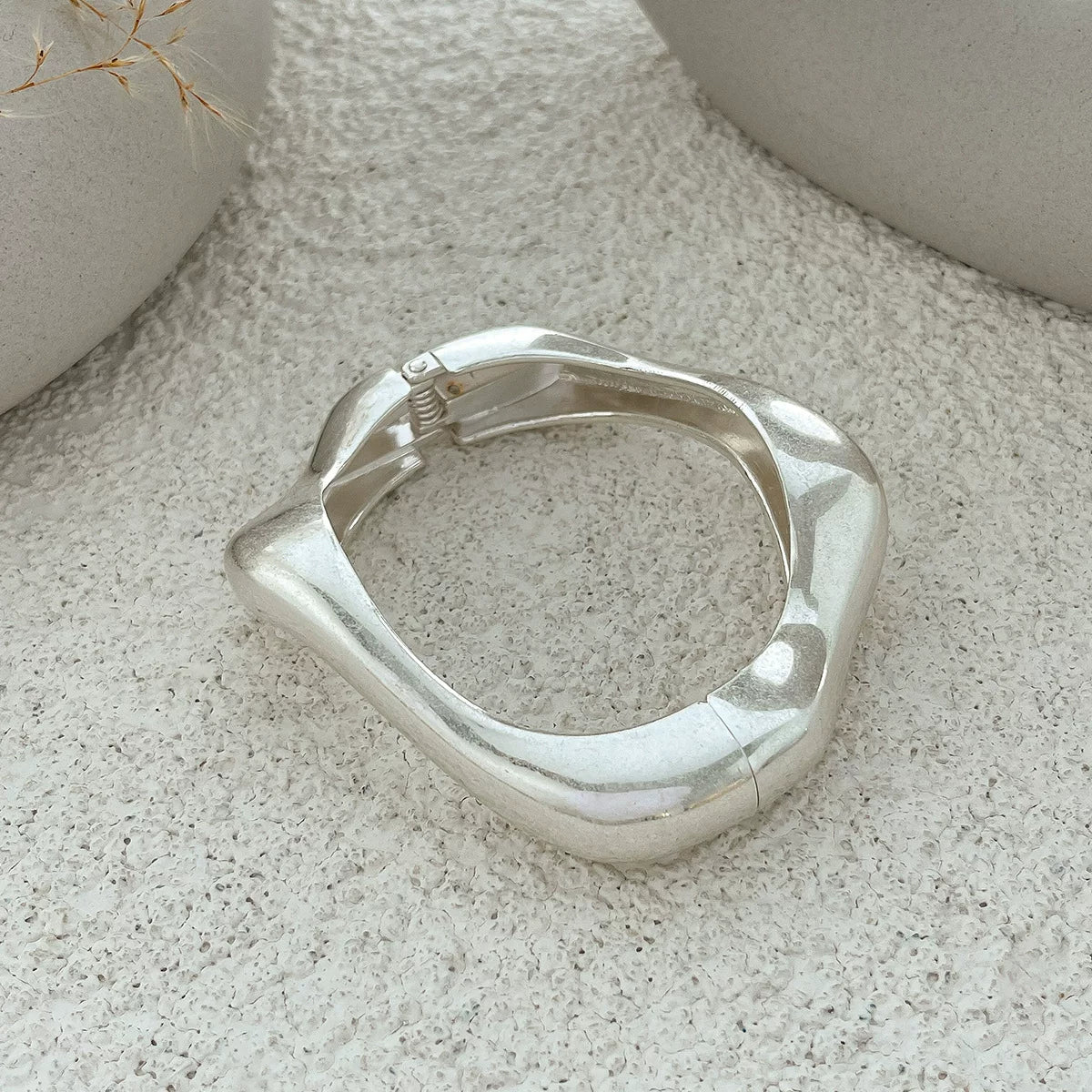 Geometric Textured Open Cuff Bracelet for Women – European & American Style Minimalist Alloy Fashion Hand Jewelry