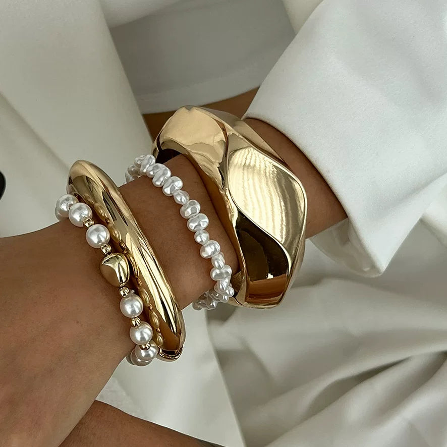 Metal Oval Curved Bracelet for Women – 2025 Trendy Niche Design Statement Fashion Hand Jewelry