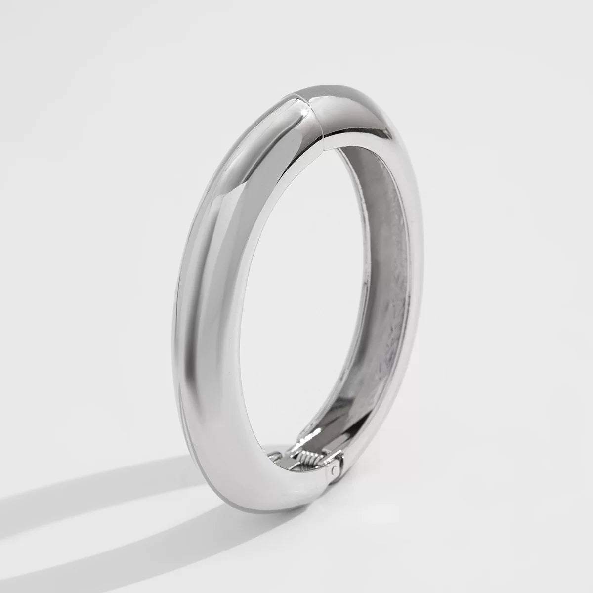 Metal Oval Curved Bracelet for Women – 2025 Trendy Niche Design Statement Fashion Hand Jewelry