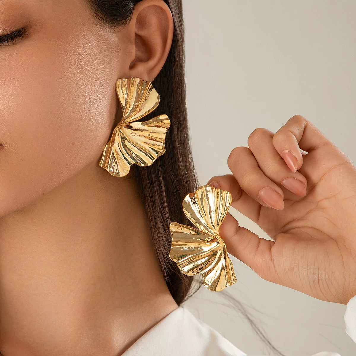 Metal Twisted Ginkgo Leaf Stud Earrings For Women 2025 Summer Fashion Trendy Internet Celebrity Temperament Outdoor Photoshoot Matching Accessories