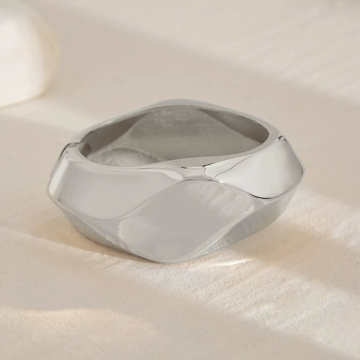 Metal Oval Curved Bracelet for Women – 2025 Trendy Niche Design Statement Fashion Hand Jewelry