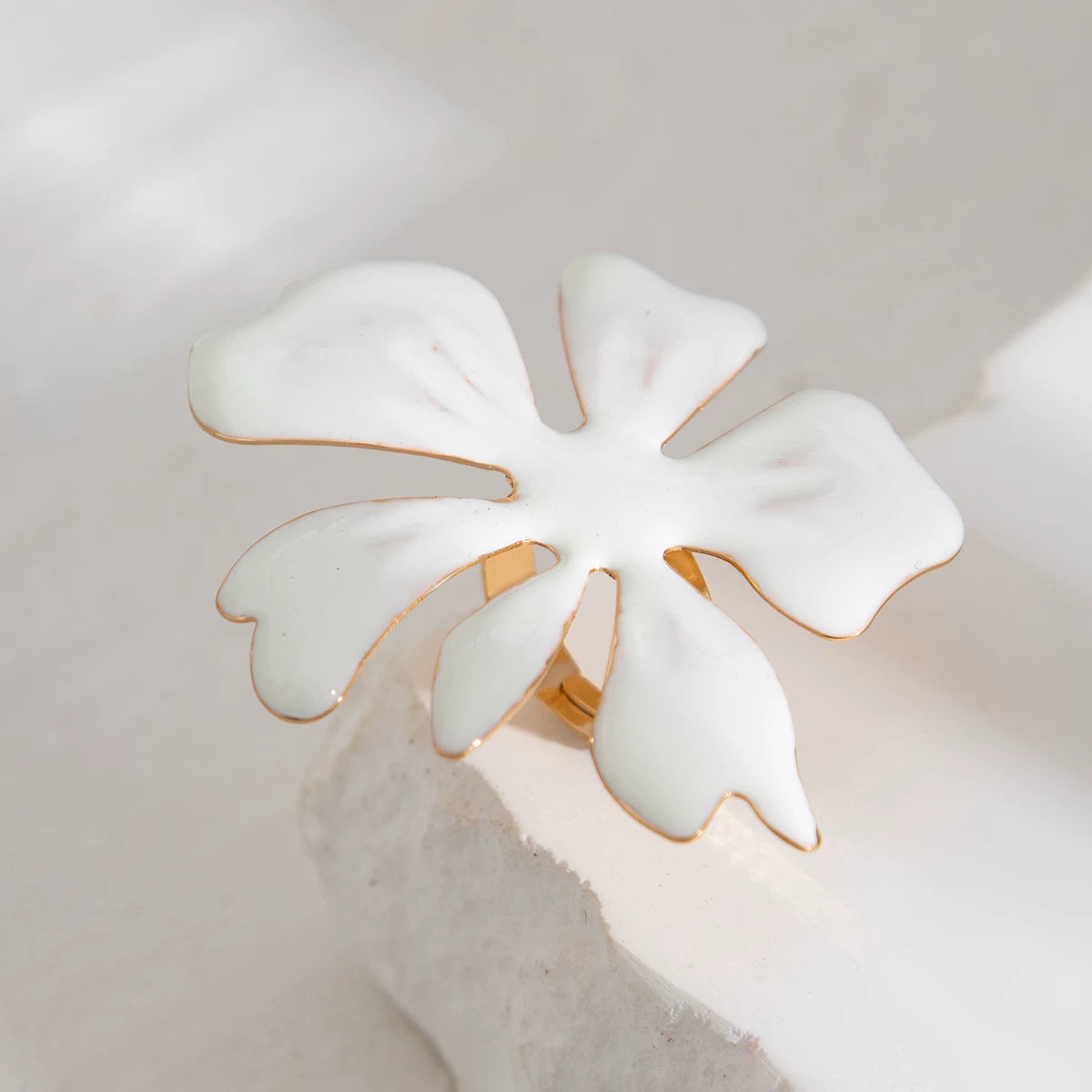 White Oil Drop Flower Shape Women'S Ring European And American 2025 Spring Fashion Versatile Niche Design Index Finger Ring