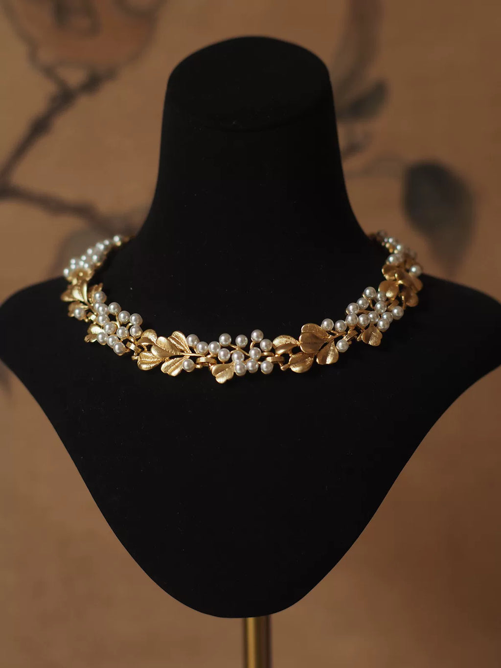 Antique Medieval Ginkgo Leaf Necklace for Women – Vintage Pearl Accent, Brushed Frosted Western Antique Style Fashion Jewelry