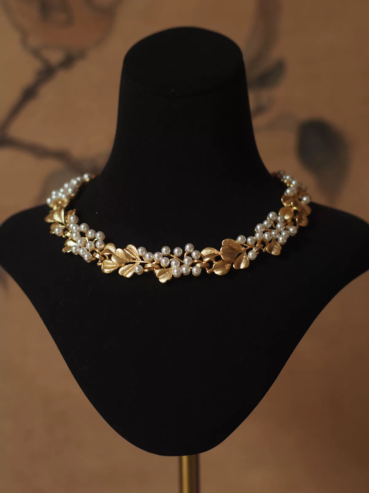 Antique Medieval Ginkgo Leaf Necklace for Women – Vintage Pearl Accent, Brushed Frosted Western Antique Style Fashion Jewelry